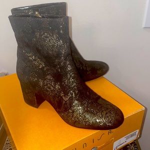 Unisa women’s black multi fabric booties. Like new, size 8. Side zipper.